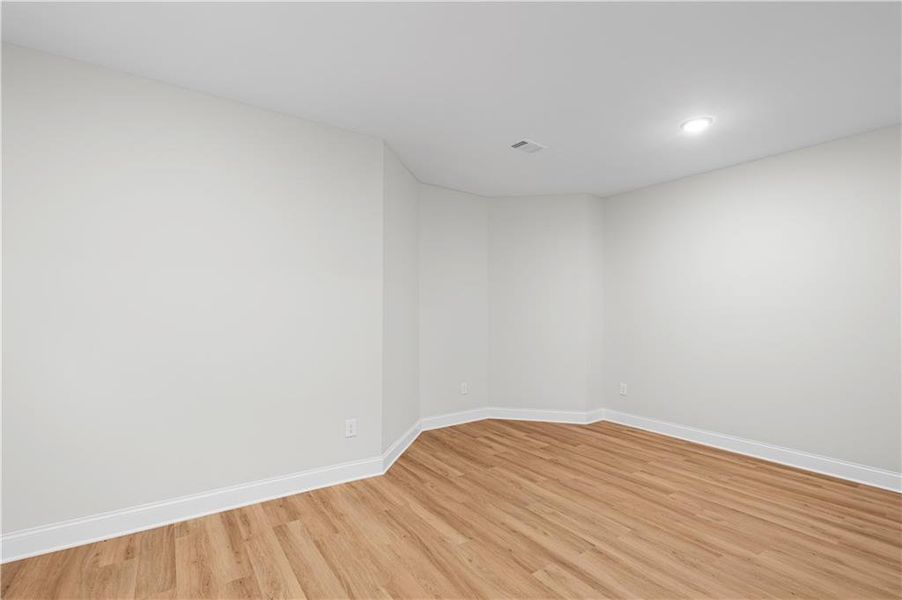 Spacious, unfurnished interior of a new home in Laurel View, Suwanee (Image 24).
