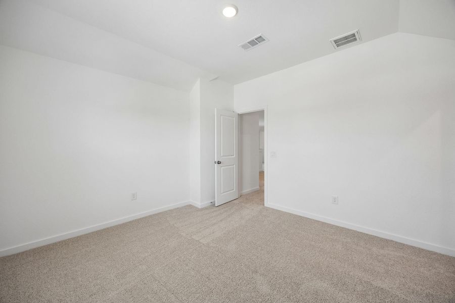 Spacious, unfurnished interior of a new home in Ellerden, Tomball (Image 14).