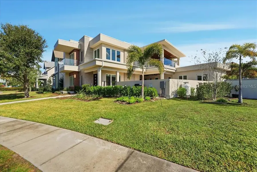 Exterior details and patio area of a home in , Orlando (Image 3).