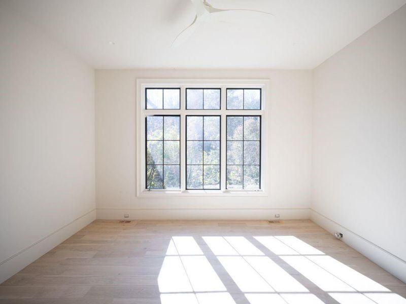Spacious, unfurnished interior of a new home in Blue Heron Walk, Atlanta (Image 4).