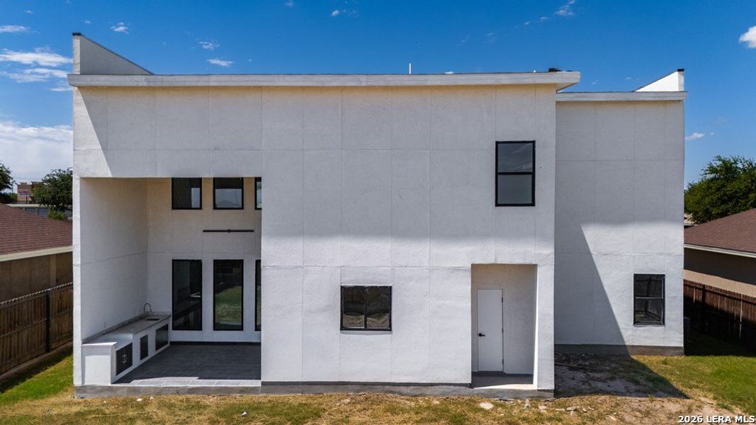 Exterior details and patio area of a home in , Harlingen (Image 4).