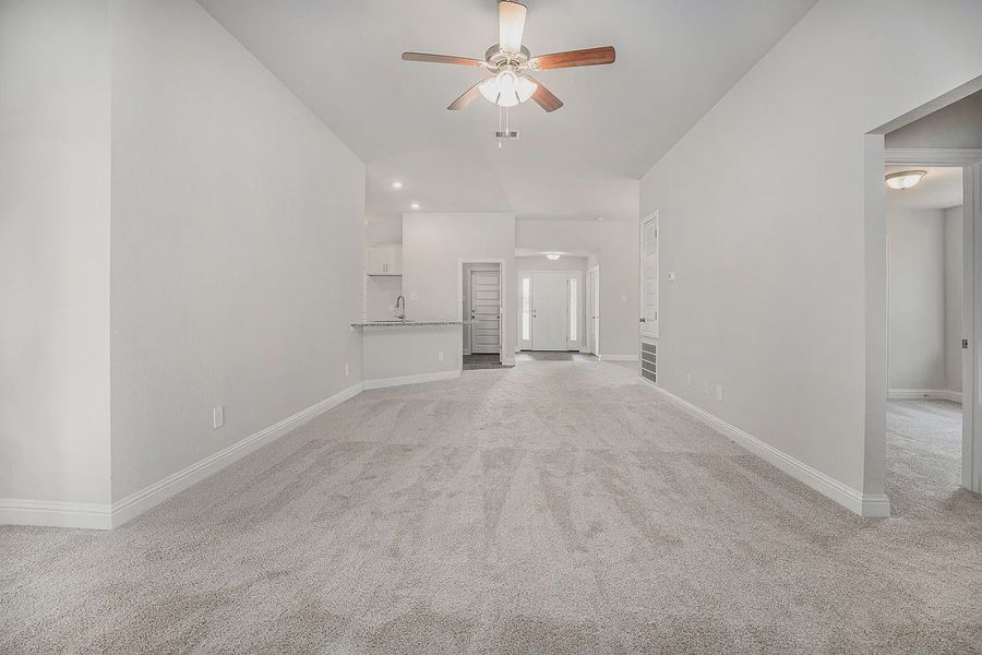 Spacious, unfurnished interior of a new home in Kiber Reserve, Angleton (Image 9).