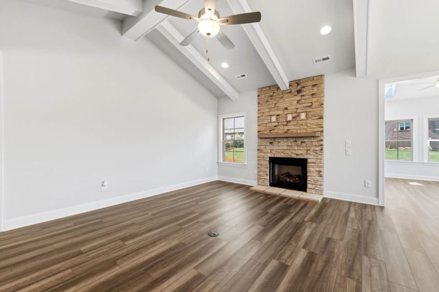 Spacious, unfurnished interior of a new home in Weybridge, Burlington (Image 20).