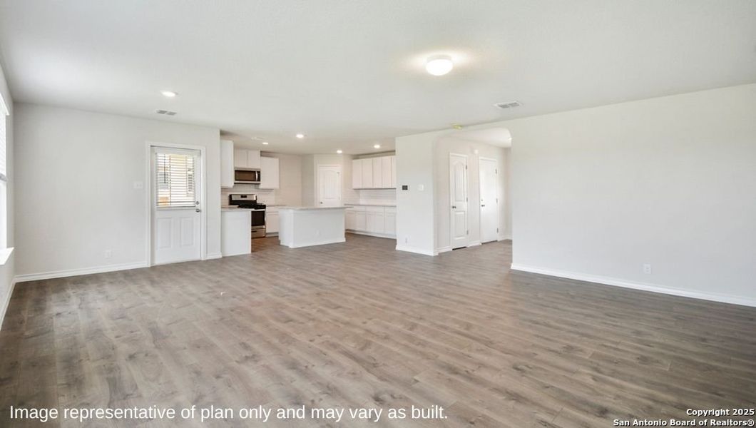 Spacious, unfurnished interior of a new home in The Canyons at Amhurst, San Antonio (Image 10).