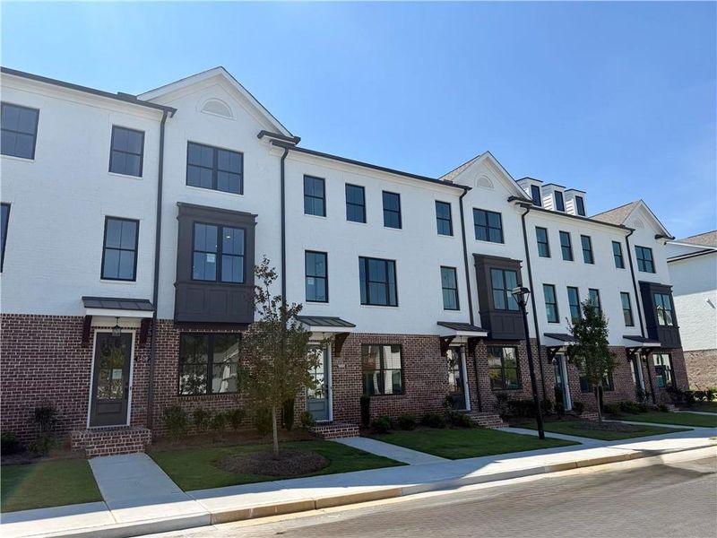 Condo located in Buford, GA showcasing its design and architecture (Image 6).