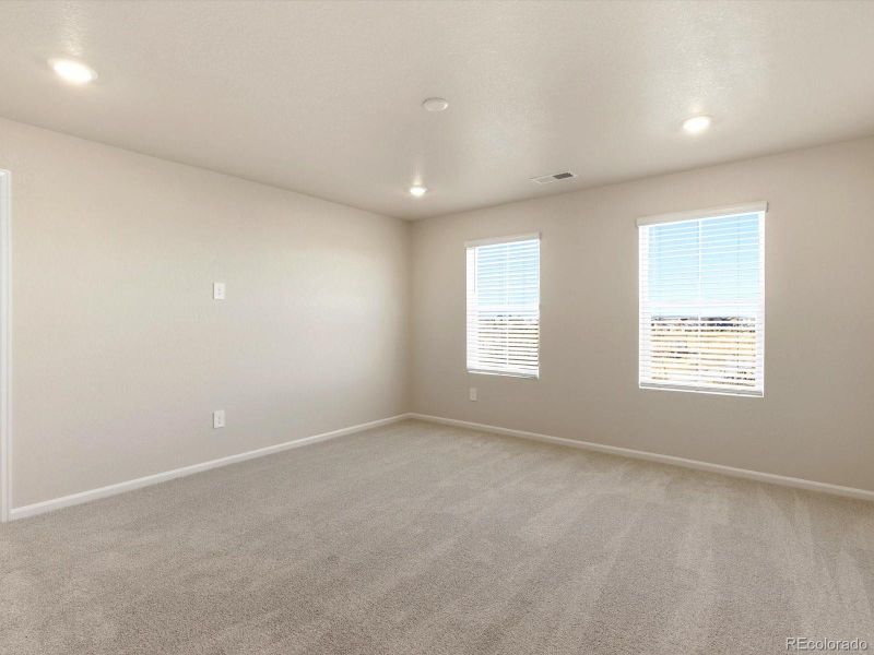Spacious, unfurnished interior of a new home in , Aurora (Image 18).