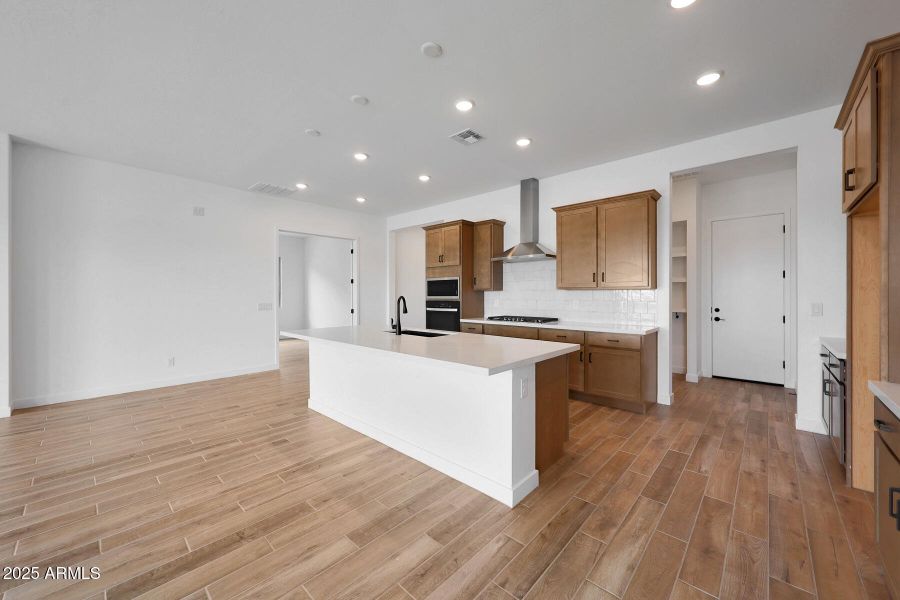 PHX_Landmarke_Lot 1191_Crimson_281_Kitch