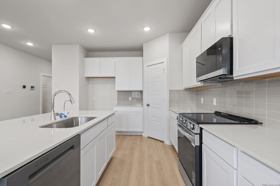 Furnished interior view inside a new home in Cinco Lakes, San Antonio (Image 5).
