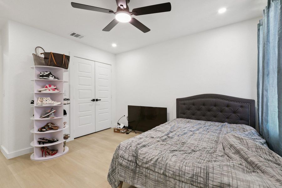 Furnished interior view inside a new home in , Dale (Image 29).