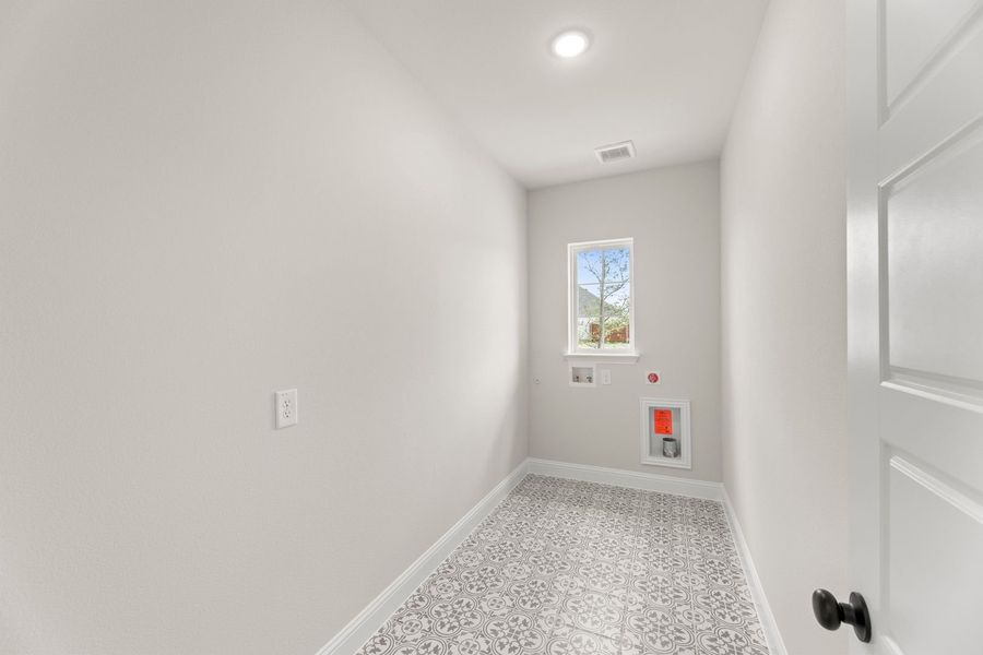 Spacious, unfurnished interior of a new home in Creekside, Royse City (Image 16).