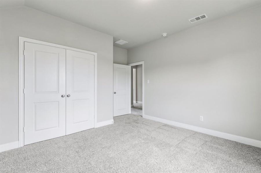 Spacious, unfurnished interior of a new home in Santorini, Seagoville (Image 12).