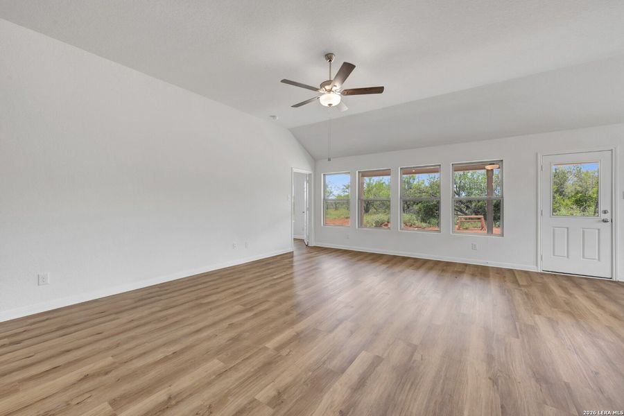 Spacious, unfurnished interior of a new home in Chaparral Ranch, Floresville (Image 11).