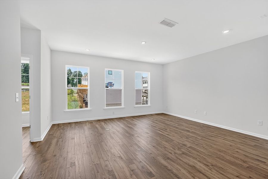 Spacious, unfurnished interior of a new home in Rosewood Farm, Lawrenceville (Image 18).
