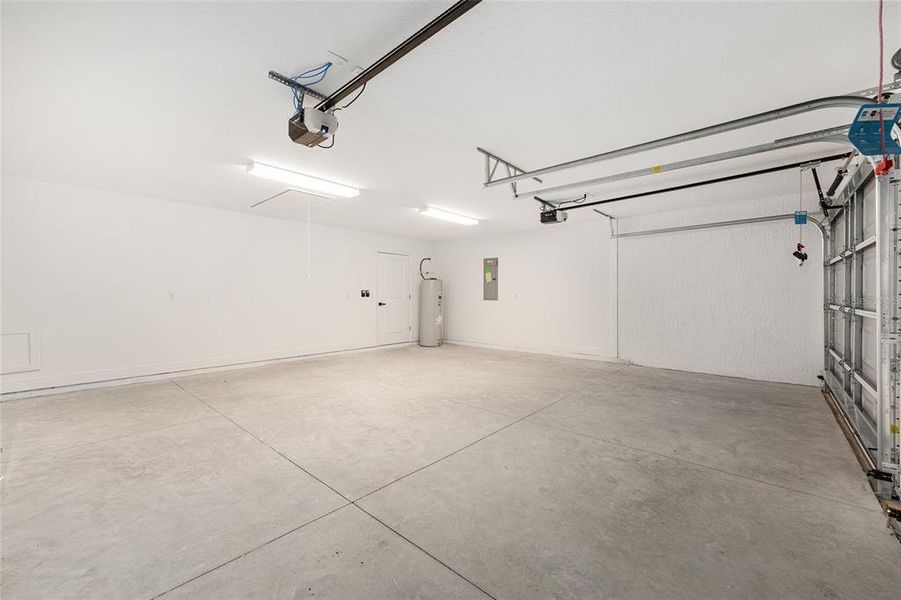 Spacious, unfurnished interior of a new home in , Dunnellon (Image 28).