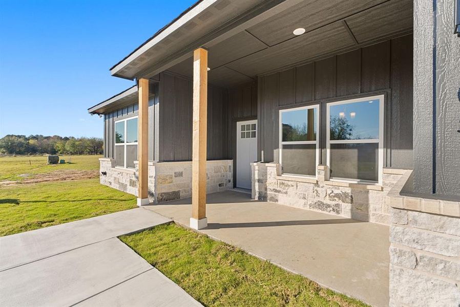 Exterior details and patio area of a home in , Troup (Image 2).