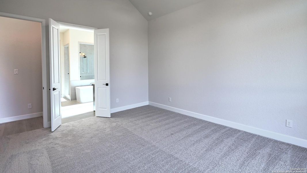 Spacious, unfurnished interior of a new home in Veramendi 60', New Braunfels (Image 23).