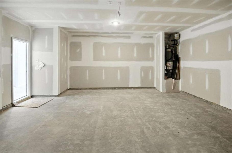 Spacious, unfurnished interior of a new home in Creekside Landing, Dallas (Image 21).