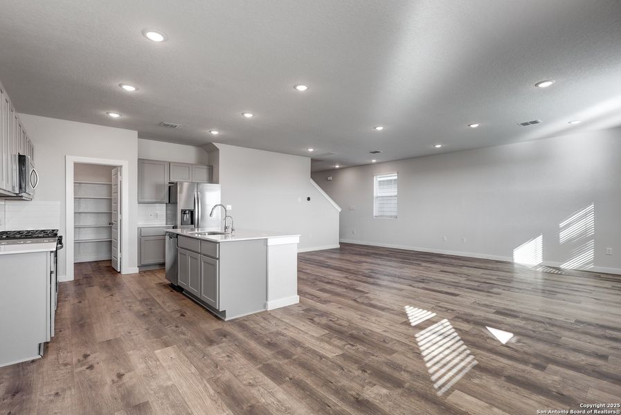 Spacious, unfurnished interior of a new home in Hacienda, San Antonio (Image 13).