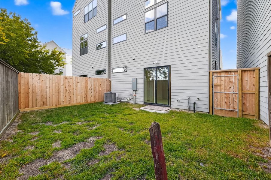 Exterior details and patio area of a home in Middle Street Lofts on the Bayou, Houston (Image 4).