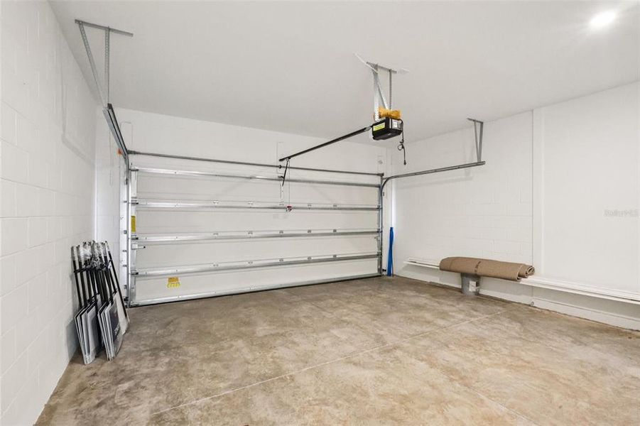 Spacious, unfurnished interior of a new home in Harrell Oaks, Orlando (Image 24).