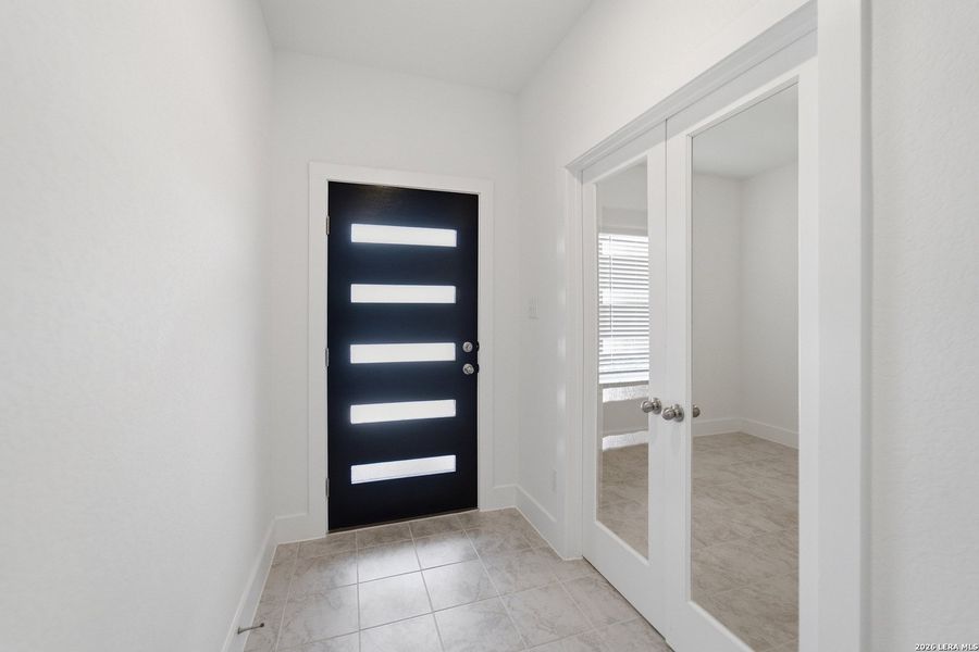 Spacious, unfurnished interior of a new home in Laurel Vistas, San Antonio (Image 19).