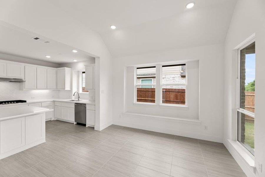 Spacious, unfurnished interior of a new home in Llano Springs, Fort Worth (Image 31).