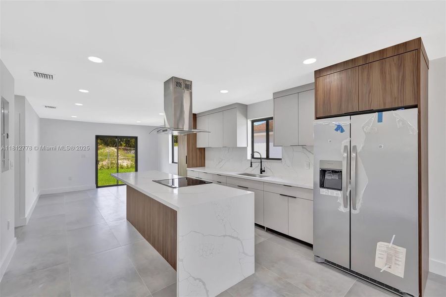 Spacious, unfurnished interior of a new home in , Miami Gardens (Image 6).