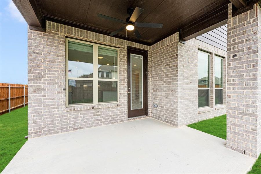 Exterior details and patio area of a home in Ridgepoint, Midlothian (Image 4).