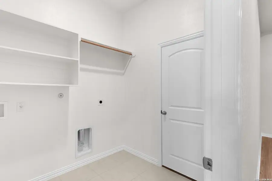 Spacious, unfurnished interior of a new home in Meyer Ranch – Premier, New Braunfels (Image 14).