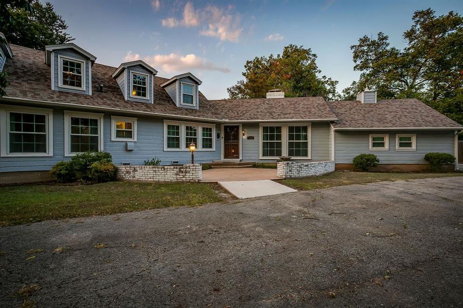 Front patio and a circle drive! Front patio and a circle drive!