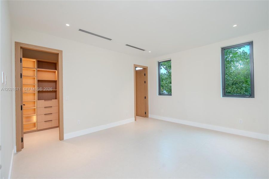 Spacious, unfurnished interior of a new home in , Fort Lauderdale (Image 19).