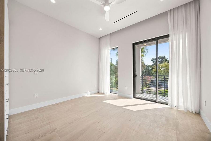 Spacious, unfurnished interior of a new home in , Fort Lauderdale (Image 35).