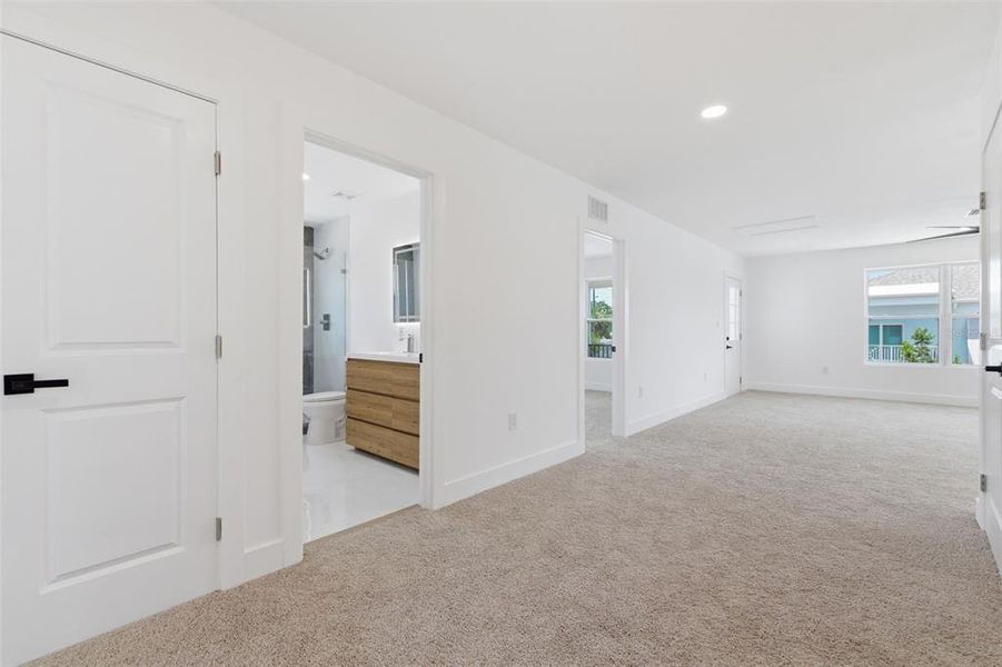 Spacious, unfurnished interior of a new home in , St. Petersburg (Image 23).