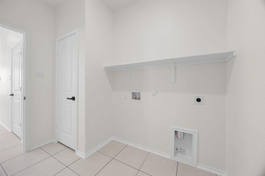 Spacious, unfurnished interior of a new home in Mustang Valley, Manor (Image 19).