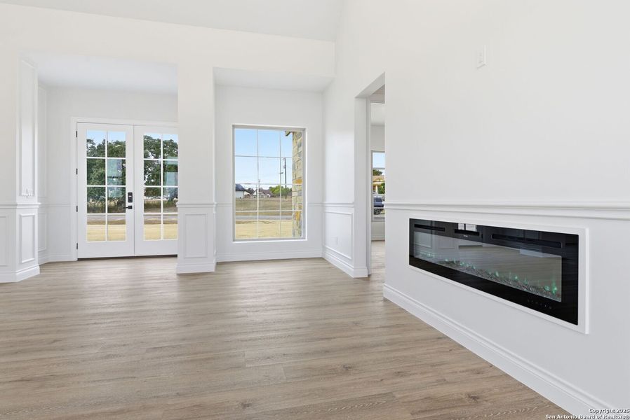 Spacious, unfurnished interior of a new home in , Bandera (Image 36).