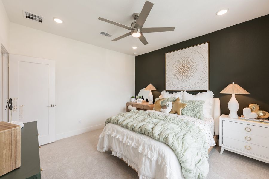 Representative furnished interior of a home built from the Fulbright by Tri Pointe Homes in Sienna 60’, Missouri City (Image 40).