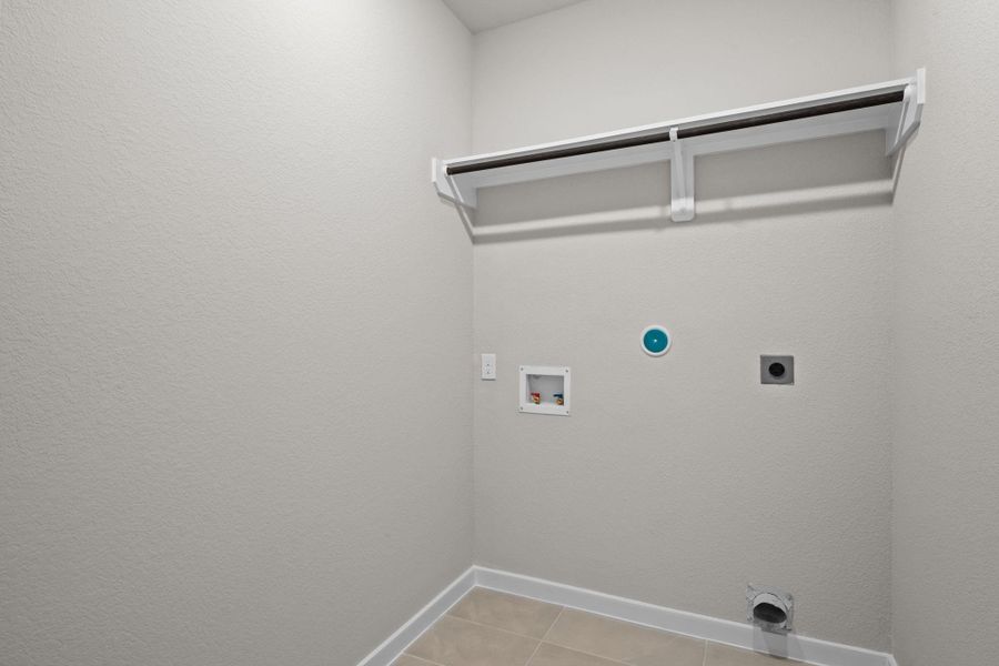 Spacious, unfurnished interior of a new home in Laurel Landing, Alvin (Image 16).