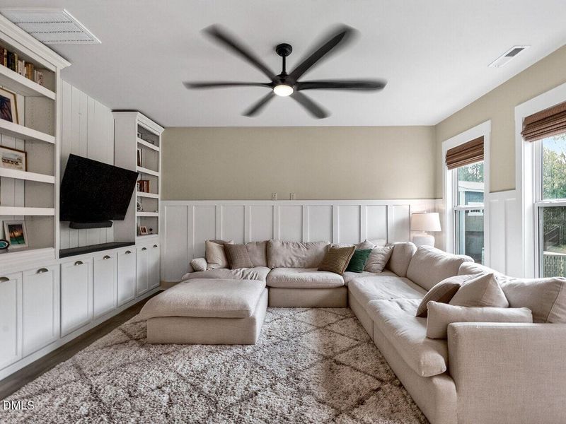 008-1280x960-family-room