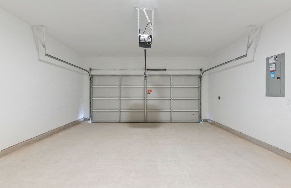 Spacious, unfurnished interior of a new home in Northpoint at Old Settlers, Round Rock (Image 16).