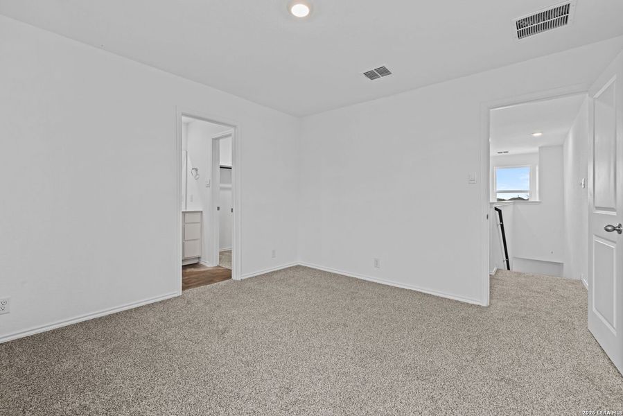 Spacious, unfurnished interior of a new home in Blue Ridge Ranch, San Antonio (Image 18).