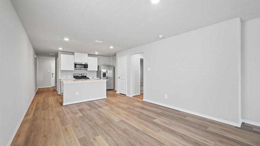 Spacious, unfurnished interior of a new home in Sunnycreek, Fort Worth (Image 10).
