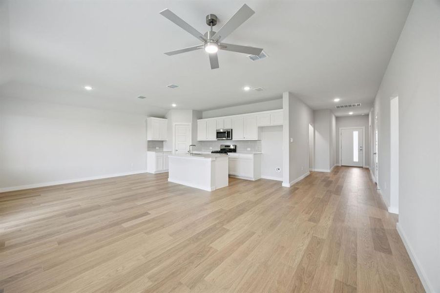 Spacious, unfurnished interior of a new home in Stonehaven, Seagoville (Image 22). Spacious, unfurnished interior of a new home in Stonehaven, Seagoville (Image 22).