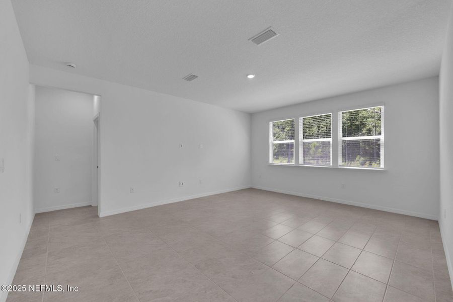 Spacious, unfurnished interior of a new home in Hyland Trail, Green Cove Springs (Image 9).