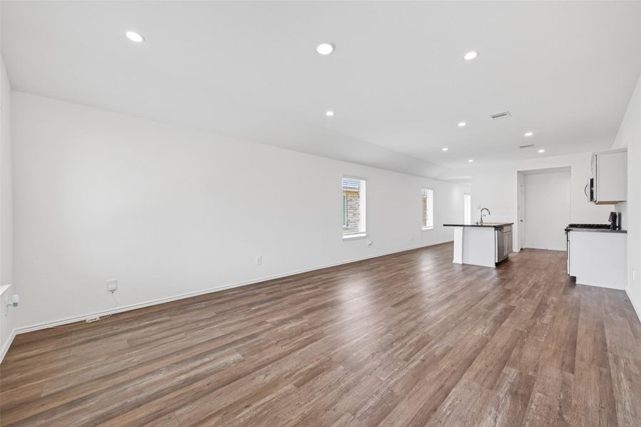 Spacious, unfurnished interior of a new home in Breckenridge Forest, Spring (Image 29).