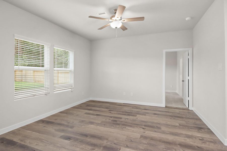Spacious, unfurnished interior of a new home in Lakes at Crockett Martin, Conroe (Image 16).