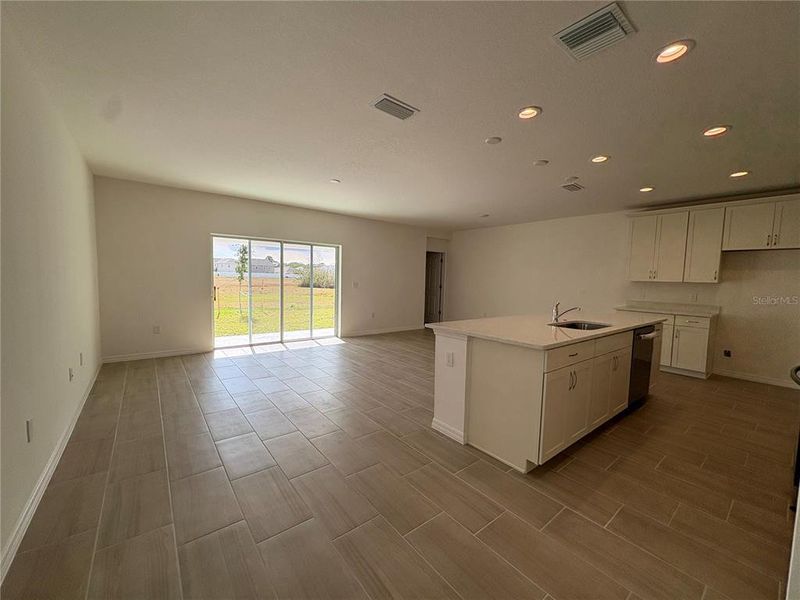 Spacious, unfurnished interior of a new home in Sky Lakes Towns, St. Cloud (Image 10).