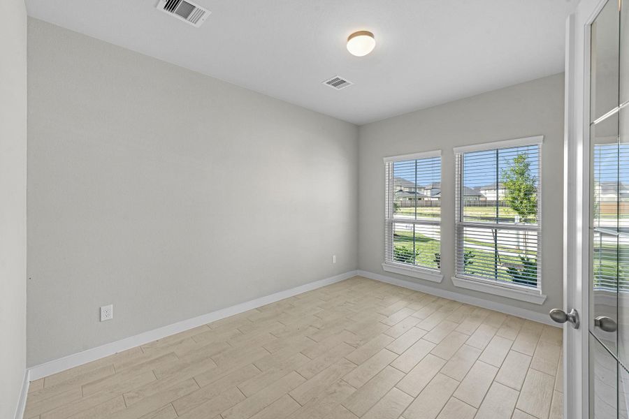 Spacious, unfurnished interior of a new home in Briarwood Crossing, Rosenberg (Image 16).