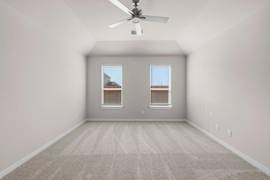 Spacious, unfurnished interior of a new home in Sunterra Lakes, Fulshear (Image 34).