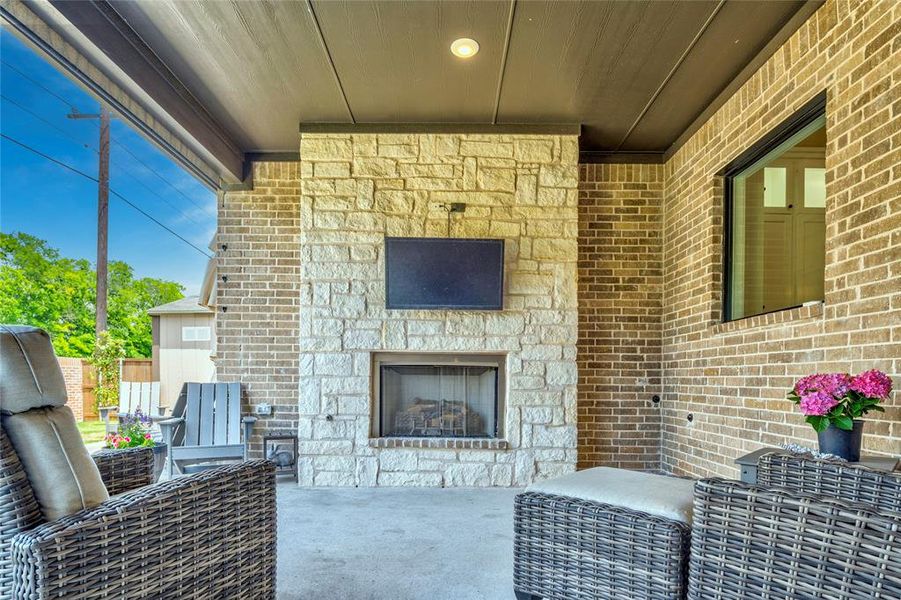 Exterior details and patio area of a home in Lincoln Pointe, Van Alstyne (Image 20).