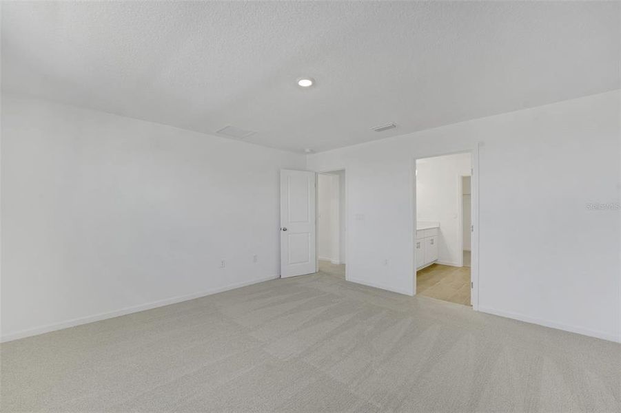 Spacious, unfurnished interior of a new home in Willowbrook North, Winter Haven (Image 40).